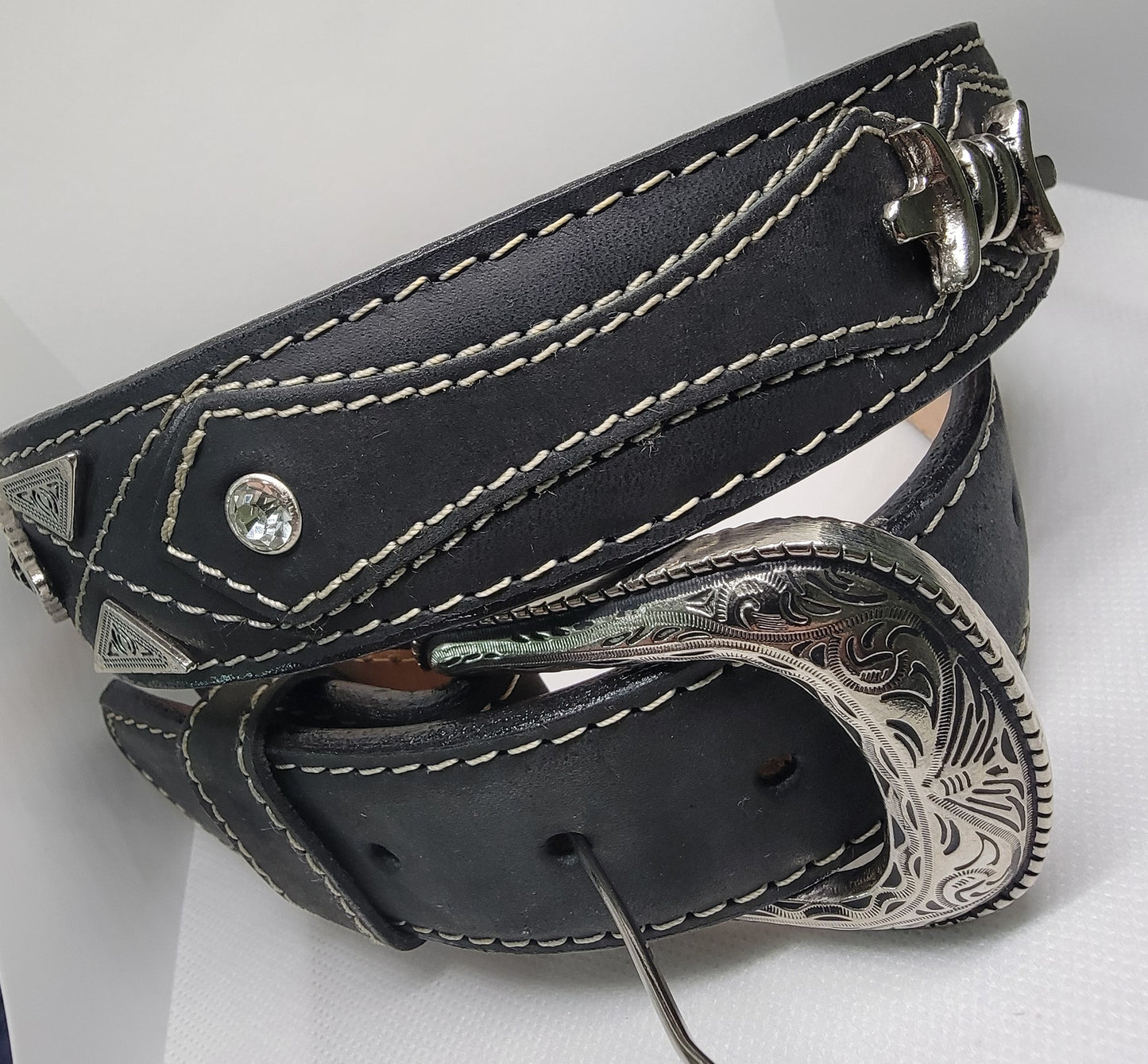 Cinturón de cuero fino para hombre, metal, piedra transparente