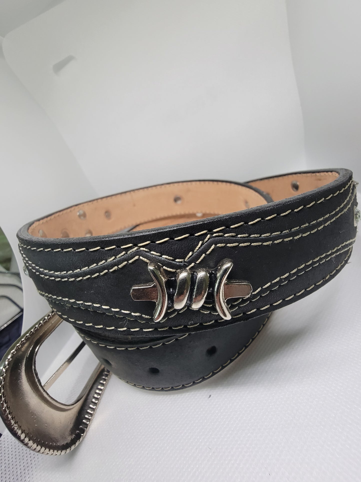 Cinturón de cuero fino para hombre, metal, piedra transparente