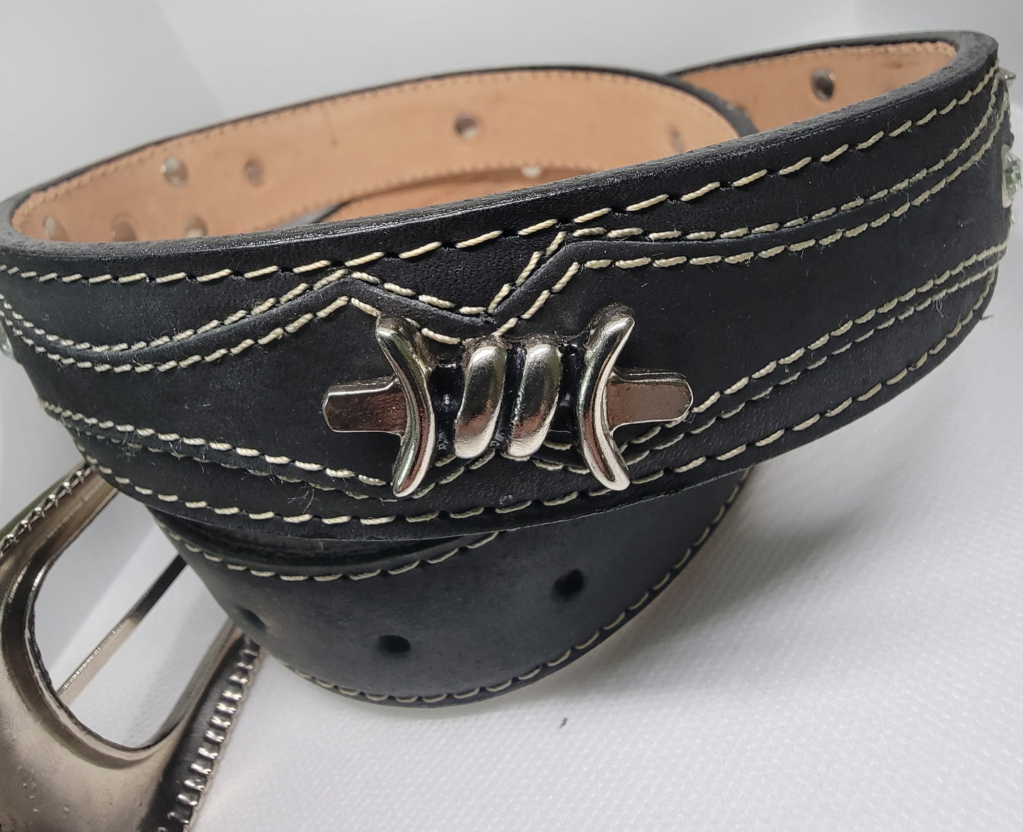 Cinturón de cuero fino para hombre, metal, piedra transparente