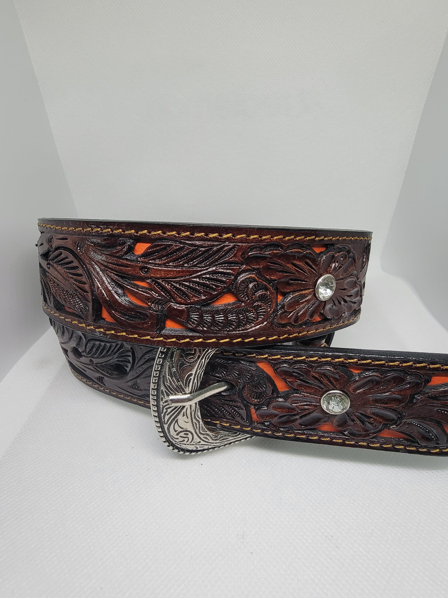 Cinturón de cuero cortado con láser para mujer