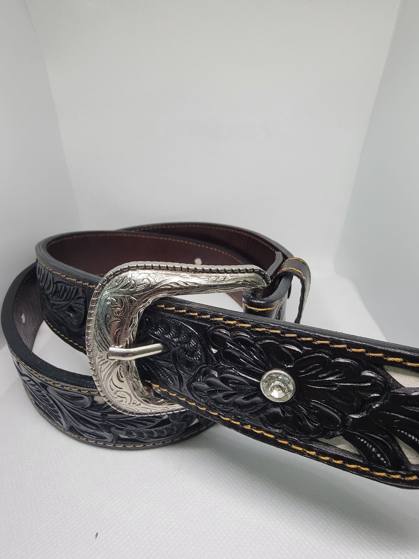 Cinturón de cuero cortado con láser para mujer