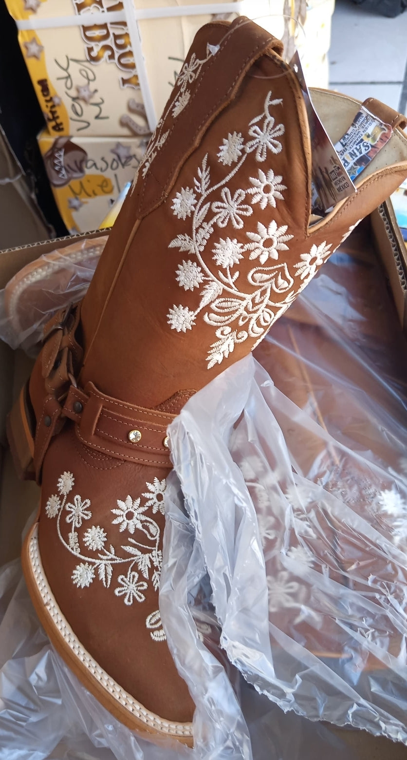 Botas vaqueras con arnés y flores bordadas de cuero nobuk Miel para mujer