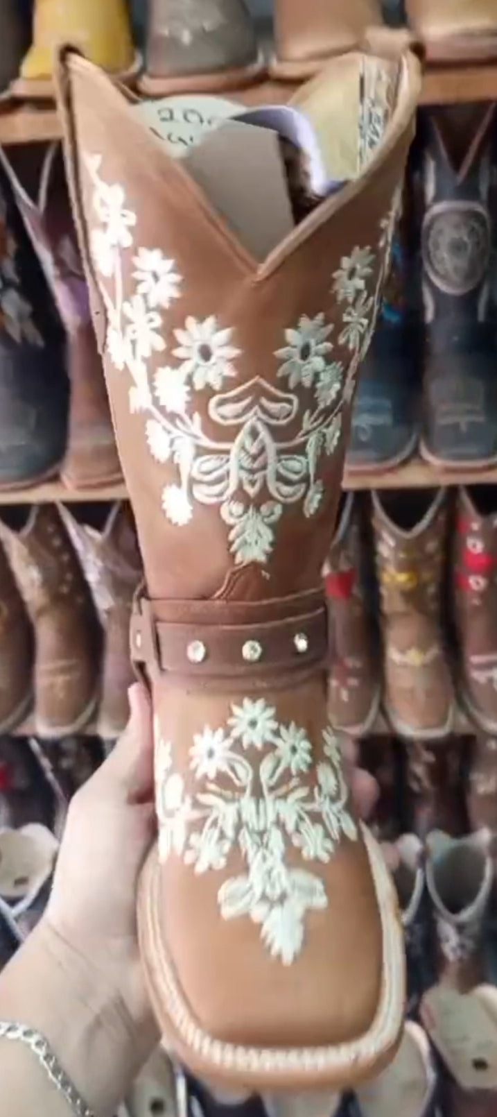 Botas vaqueras con arnés y flores bordadas de cuero nobuk Miel para mujer
