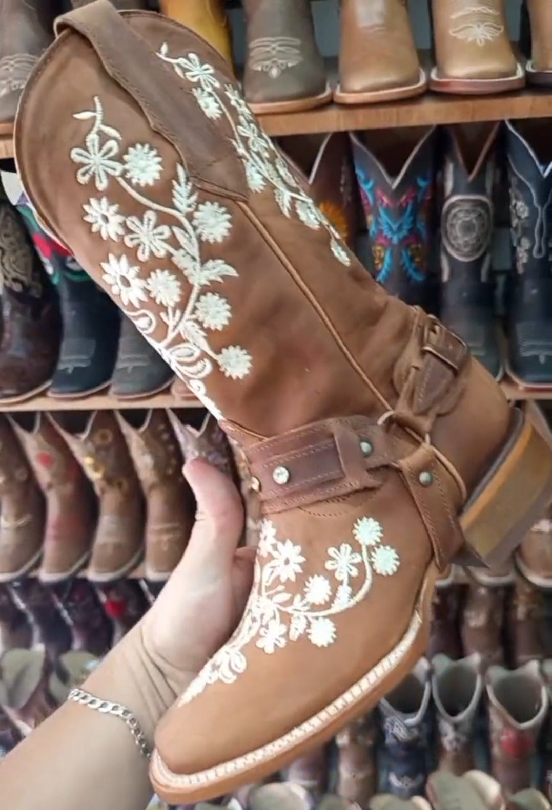 Botas vaqueras con arnés y flores bordadas de cuero nobuk Miel para mujer