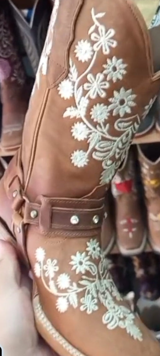 Botas vaqueras con arnés y flores bordadas de cuero nobuk Miel para mujer