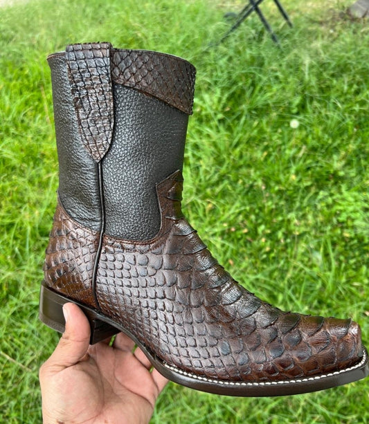 Botas de vestir de cuero para hombre, estilo jinete, clon de pitón, punta cuadrada Lives, cremallera lateral, suela de cuero, forro de cuero, tiradores de cuero y tacón de goma.