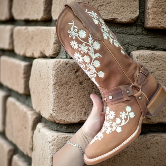 Botas vaqueras con arnés y flores bordadas de cuero nobuk Miel para mujer