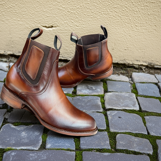 Bota Chelsea para hombre, color café sombreado, piel de napa, punta redondeada, suela de cuero