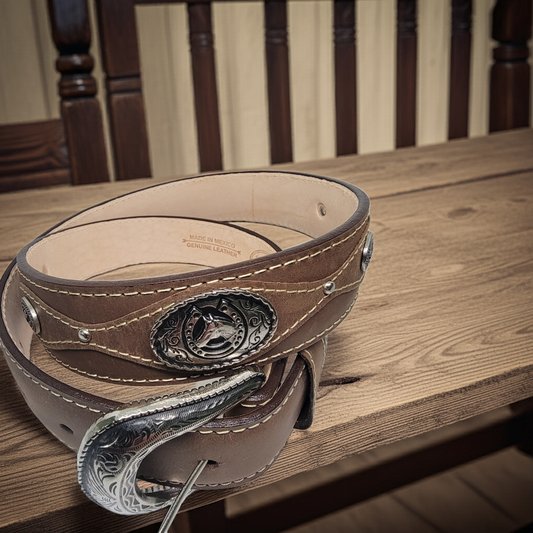 Cinturón de piel fina para hombre, con decoración de caballo, color marrón